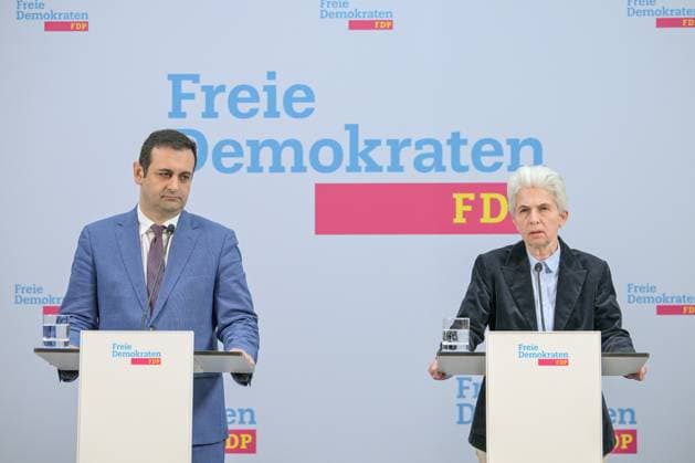 News Themen der Woche KW08 News Bilder des Tages Berlin, Deutschland 19. Februar 2024: Pressekonferenz mit FDP-Generalsekretär und der Spitzenkandidatin zur Europawahl - 19.02.2024 Im Bild : v.li.: Bijan Djir-Sarai, Generalsekretär der FDP, Marie-Agnes Strack-Zimmermann (FDP) *** Berlin, Germany February 19, 2024 Press conference with FDP Secretary General and the top candidate for the European elections 19 02 2024 In the picture from left Bijan Djir Sarai, Secretary General of the FDP, Marie Agnes Strack Zimmermann FDP Copyright: xFotostandx xReuhlx