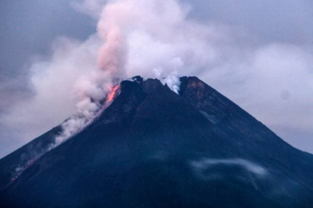 Bilder des Jahres 2024, News 02 Februar News Themen der Woche KW08 News Bilder des Tages Indonesien, Vulkan Merapi aktiv February 19, 2024, Sleman, Yogyakarta Special Region, INDONESIA: Thick, whitish volcanic smoke can be seen coming out of the peak of Mount Merapi seen in Sleman, Yogyakarta, Indonesia, Monday, February 19 2024. The Yogyakarta Center for Research and Development of Geological Disaster Technology (BPPTKG) reported that hot clouds fell 5 times with a sliding distance of up to 1,500 meters to upstream of the Bebeng River. Sleman INDONESIA - ZUMAr184 20240219_zap_r184_001 Copyright: xAntoniusxJagadxSRx