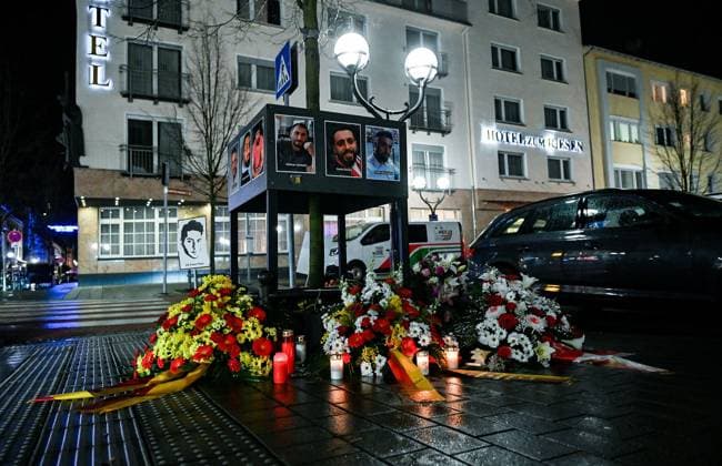 Bilder des Jahres 2024, News 02 Februar News Themen der Woche KW08 News Bilder des Tages 19.02.2024, xpsx, Lokal Hanau 19. Februar abendlichen Mahnwachen an den Tatorten, v.l. Attentat 19.02.2020 HU Hanau Gedenken saytheirnames Gedenkgottesdienst Tatort Gedenkminute Kerzen Blumen trauer, Hanau Hessen Deutschland (DEU) *** 19 02 2024, xpsx, Local Hanau 19 February evening vigils at the crime scenes, v l assassination 19 02 2020 HU Hanau commemoration saytheirnames memorial service crime scene memorial minute candles flowers mourning, Hanau Hessen Germany DEU