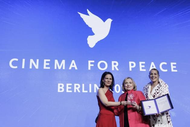 Bilder des Jahres 2024, Entertainment 02 Februar Entertainment Themen der Woche KW08 Entertainment Bilder des Tages 74. Berlinale, Cinema for Peace Gala Annalena Baerbock (Buendnis 90 Die Gruenen), Bundesaussenministerin, Sharon Stone, US-amerikanische Filmschauspielerin, und Hillary Clinton, US-Politikerin, aufgenommen beim Cinema for Peace in Berlin, 19.02.2024. Fotografiert im Auftrag des Auswaertigen Amtes. Berlin Deutschland *** Annalena Baerbock Buendnis 90 Die Gruenen , Federal Foreign Minister, Sharon Stone, US American film actress, and Hillary Clinton, US politician, photographed at the Cinema for Peace in Berlin, 19 02 2024 Photographed on behalf of the Federal Foreign Office Berlin Germany Copyright: xKiraxHofmannx