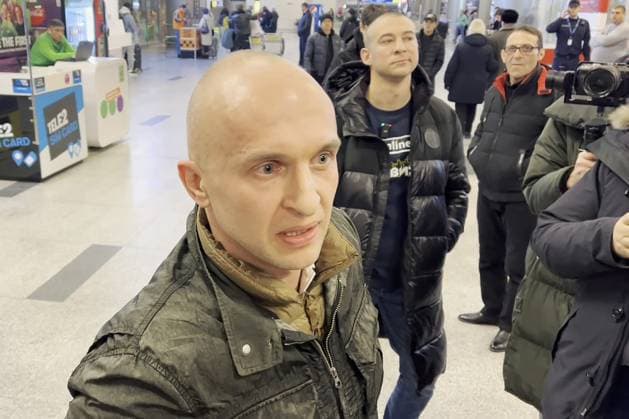 Russland, RÃ¼ckkehr von FuÃŸballanhÃ¤nger Pawel Kosow nach jahrelanger Haft in Frankreich RUSSIA, MOSCOW - FEBRUARY 20, 2024: Russian football fan Pavel Kosov arrives at Vnukovo International Airport. Kosov was sentenced to 10 years in prison in France for taking part in mass riots in Marseille during Euro 2016 and was released on parole in February 2024. Video grab. Best quality available. Rustam Sharafutdinov TASS  67483921