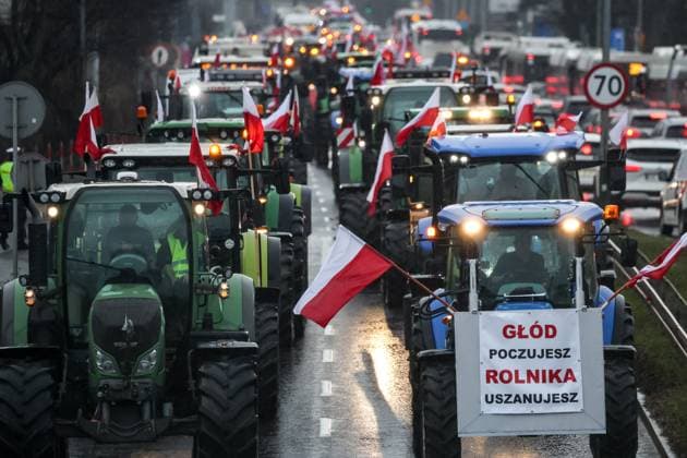 Bilder des Jahres 2024, News 02 Februar News Themen der Woche KW08 News Bilder des Tages Nation-wide Strike Of Polish Farmers Farmers from the Lesser Poland region enter Krakow, the capital of the region in southern Poland in tractors, with Polish national flags during the nationwide farmers strike on 20th of February, 2024. The protest in Poland is part of the European farmers protest against the EU Green Deal regulations. Polish farmers also demand a change to the EU agreement with Ukraine regarding the import of agricultural produce to the EU. The protest in Poland took place in over 200 locations and gathered 30 thousand tractors blocking roads in the country. Krakow malopolskie Poland  Copyright: xDominikaxZarzyckax originalFilename: zarzycka-nationwi240220_np7gN.jpg