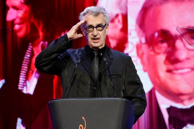 Entertainment Bilder des Tages Wim Wenders bei der Verleihung des Goldenen Ehrenbären an Martin Scorsese auf der Berlinale 2024 74. Internationale Filmfestspiele Berlin im Berlinale Palast. Berlin, 20.02.2024 *** Wim Wenders at the presentation of the Honorary Golden Bear to Martin Scorsese at the Berlinale 2024 74 Berlin International Film Festival at the Berlinale Palast Berlin, 20 02 2024 Foto:xD.xBedrosianx xFuturexImagex ehrenbaer_4553