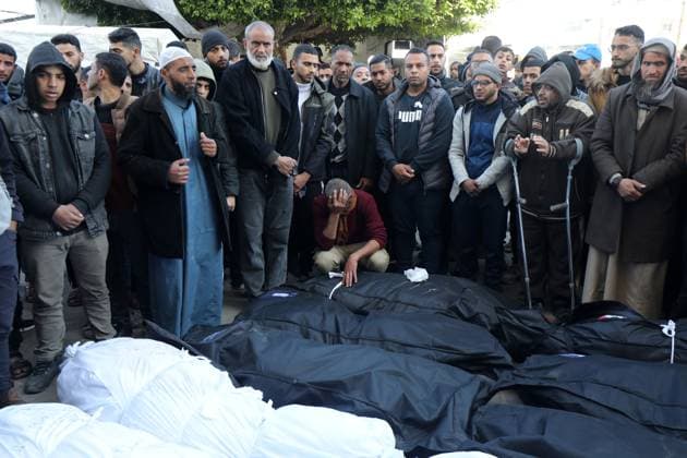 Bilder des Jahres 2024, News 02 Februar News Themen der Woche KW08 News Bilder des Tages Relatives of the Palestinians died in Israeli attacks, mourn as they receive the dead bodies from the morgue of Al-Aqsa Relatives of the Palestinians died in Israeli attacks, mourn as they receive the dead bodies from the morgue of Al-Aqsa Hospital for burial in Dair El-Balah, Gaza Strip, 21 February 2024. Photo by Naaman Omar apaimages Dair El-Balah Gaza Strip Palestinian Territory 210224_Dair_El-Balah_NAA_1_00(36) Copyright: xapaimagesxNaamanxOmar xapaimagesx
