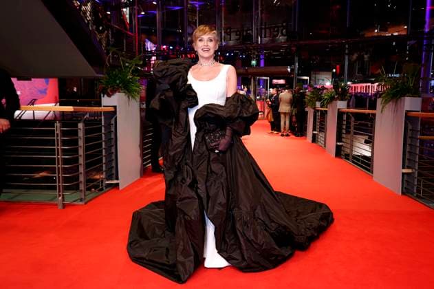 Sharon Stone bei der Verleihung des Goldenen Ehrenbären an Martin Scorsese auf der Berlinale 2024 74. Internationale Filmfestspiele Berlin im Berlinale Palast. Berlin, 20.02.2024 *** Sharon Stone at the presentation of the Honorary Golden Bear to Martin Scorsese at the Berlinale 2024 74 Berlin International Film Festival at the Berlinale Palast Berlin, 20 02 2024 Foto:xD.xBedrosianx xFuturexImagex ehrenbaer_verleihung_4453