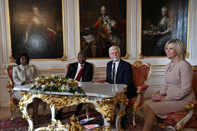 News Themen der Woche KW08 News Bilder des Tages Czech President Petr Pavel (2nd right) and his wife Eva Pavlova (right) meet Angolan President Joao Lourenco (2nd left) and his wife Ana Dias Lourenco (right) in Prague Castle, Czech Republic, February 21, 2024. (CTKxPhoto MichaelaxRihova) CTKPhotoP2024022103127  CTKPhotoP2024022103127