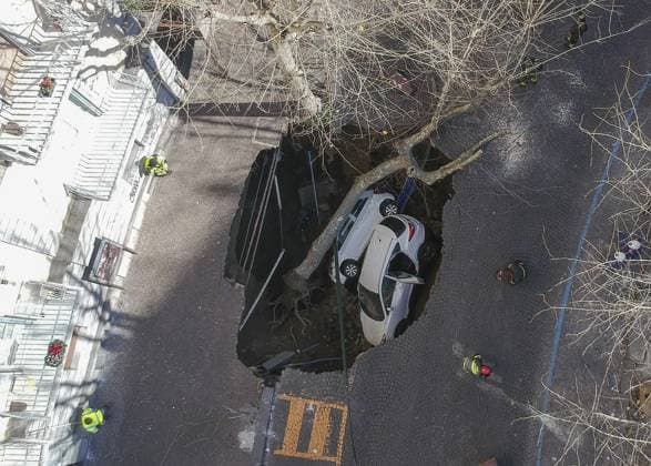 Bilder des Jahres 2024, News 02 Februar News Themen der Woche KW08 News Bilder des Tages In the Vomero neighborhood of Naples, where two cars, one parked and the other in transit, were engulfed by a large sinkhole that opened in the San Martino area, due to causes yet to be ascertained.  Copyright: xSalvatorexLaporta KONTROLABx xipx xKONTROLABx IPA_Agency_IPA43621176
