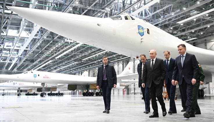 News Themen der Woche KW08 News Bilder des Tages Russia Putin Kazan Aircraft Plant 8625659 21.02.2024 Russian President Vladimir Putin, accompanied by Presidential Envoy to the Volga Federal District Igor Komarov, Deputy Prime Minister - Minister of Industry and Trade Denis Manturov and Director General and Chairman of the Executive Board of the United Aircraft Corporation (UAC) Yuri Slyusar, visits the Kazan Aviation Factory named after Sergei Gorbunov, a branch of the Tupolev military industry company, in Kazan, Republic of Tatarstan, Russia. Kristina Kormilitsyna Sputnik Kazan Republic of Tatarstan Russia  Copyright: xKristinaxKormilitsynax