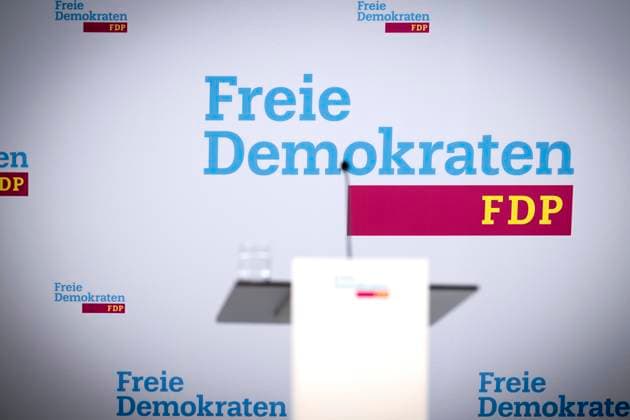 FDP DEU, Deutschland, Germany, Berlin, 19.02.2024 Pressewand mit Logo FDP Freie Demokraten waehrend der Prerssekonferenz der FDP mit dem Generalsekretaer der FDP in Berlin Deutschland en: Press wall with logo FDP Free Democrats during the FDP press conference with the general secretary of the FDP in Berlin Germany *** FDP DEU, Deutschland, Germany, Berlin, 19 02 2024 Press wall with logo FDP Free Democrats during the FDP press conference with the general secretary of the FDP in Berlin Germany en Press wall with logo FDP Free Democrats during the FDP press conference with the general secretary of the FDP in Berlin Germany