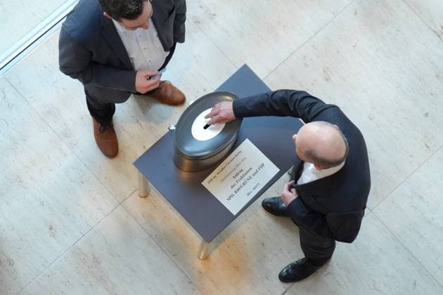 News Themen der Woche KW08 News Bilder des Tages Deutscher Bundestag, 154. Plenarsitzung Bundeskanzler Olaf Scholz bei der Abgabe seiner Stimme bei der Abstimmung zum TOP 8a, 10 Jahre Ukraine Krieg in der Westlobby bei der 154. Sitzung des Deutschen Bundestag in Berlin, 22.02.2024 Berlin Berlin Deutschland *** German Bundestag, 154th plenary session Federal Chancellor Olaf Scholz casting his vote on item 8a, 10 years of Ukraine war in the West lobby at the 154th session of the German Bundestag in Berlin, 22 02 2024 Berlin Berlin Germany