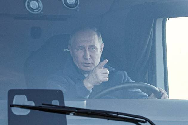 News Themen der Woche KW08 RUSSIA, REPUBLIC OF TATARSTAN - FEBRUARY 22, 2024: Russia s President Vladimir Putin is seen behind the wheel of a Kamaz truck in a roadside service area of M12 Vostok Highway. Sergei Bobylev TASS  67541561