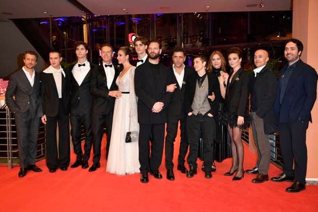 Rocco Siffredi mit Ehefrau Rosa Caracciolo, den Söhnen Lorenzo Tano und Leonardo Tano und dem Team von Supersex bei der Premiere des Kinofilms Seven Veils auf der Berlinale 2024 74. Internationale Filmfestspiele Berlin im Berlinale Palast. Berlin, 22.02.2024 *** Rocco Siffredi with wife Rosa Caracciolo, sons Lorenzo Tano and Leonardo Tano and the Supersex team at the premiere of the feature film Seven Veils at the Berlinale 2024 74 Berlin International Film Festival at the Berlinale Palast Berlin, 22 02 2024 Foto:xN.xKubelkax xFuturexImagex veils_prem_4214