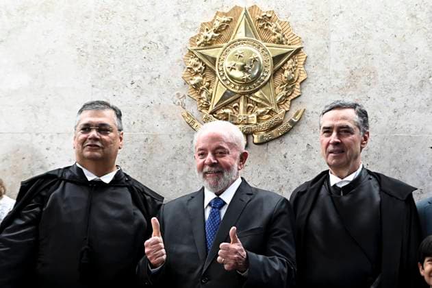 News Themen der Woche KW08 News Bilder des Tages BRASÍLIA, DF - 22.02.2024: FLÁVIO DINO TOMA POSSE MINISTRO STF - Photo, President Luiz Inácio Lula da Silva greets new STF minister Flávio Dino alongside STF President Luis Roberto Barroso. This Thursday (22) the former Minister of Justice Flávio Dino, takes office as Minister of the Superior Federal Court (STF) and the third nominee of President Luiz Inácio Lula da Silva in this 3rd term as president of the republic. x2499583x  TonxMolina