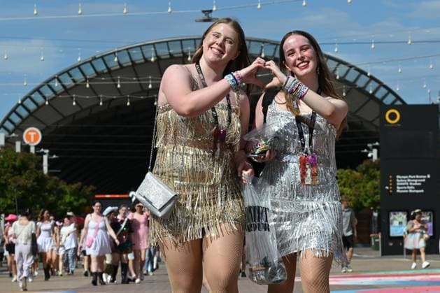 TAYLOR SWIFT CONCERTGOERS, Swifties arrive for the first of four Taylor Swift The Eras Tour concert at ACCOR Stadium in Sydney, Friday, February 23, 2024. Event organisers are expecting large crowds from Friday 23 February 2024 through to Monday 26 February 2024, as the Taylor Swift Eras Tour concert comes to Sydney Olympic Park for four concerts. ( NO ARCHIVING, EDITORIAL USE ONLY, NO USE IN BOOKS WITHOUT CONSENT SYDNEY NEW SOUTH WALES AUSTRALIA  Copyright: xDEANxLEWINSx 20240223001906715583