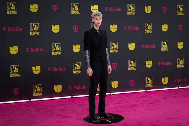 Entertainment Themen der Woche KW08 Entertainment Bilder des Tages U.S. rapper Machine Gun Kelly poses on the magnet carpet of the 36th edition of the Premio Lo Nuestro for Latin music held this thursday at the Kaseya Center in Miami, Florida USA 22 February 2024. Maluma, Peso Pluma, Grupo Frontera, Karol G and Feid lead the list of the most nominated for the Lo Nuestro Award for Latin music presented this Thursday by the TelevisaUnivision network at a ceremony in Miami. Magnet carpet of the Lo Nuestro Prize for Latin music !ACHTUNG: NUR REDAKTIONELLE NUTZUNG!  Copyright: xEvaxMariexUzcáteguix USA2572 20240223-55012984445_1
