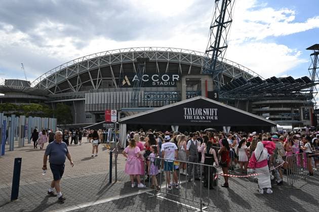 TAYLOR SWIFT CONCERTGOERS, Thousands of concertgoers arrive for the first of four Taylor Swift The Eras Tour concert at ACCOR Stadium in Sydney, Friday, February 23, 2024. Event organisers are expecting large crowds from Friday 23 February 2024 through to Monday 26 February 2024, as the Taylor Swift Eras Tour concert comes to Sydney Olympic Park for four concerts. ( NO ARCHIVING, EDITORIAL USE ONLY, NO USE IN BOOKS WITHOUT CONSENT SYDNEY NEW SOUTH WALES AUSTRALIA  Copyright: xDEANxLEWINSx 20240223001906721605