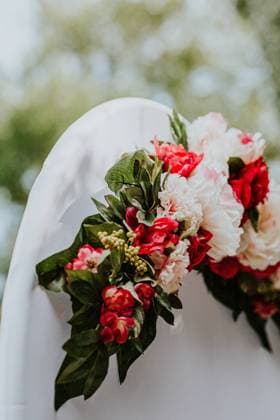 bold red and white wedding floral arch in spring Winnipeg, Manitoba, Canada R_MFBW240214-1352098-01