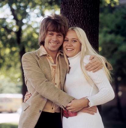 Agnetha Fältskog (b. 1950) Swedish pop singer, one of the four members of ABBA Here at home with Björn Ulvaeus (b. 1945) Swedish musician and songwriter July 6, 1971 Sweden x2900x *** Agnetha Fältskog b 1950 Swedish pop singer, one of the four members of ABBA Here at home with Björn Ulvaeus b 1945 Swedish musician and songwriter July 6, 1971 Sweden x2900x  Copyright: xAkexCyrusx Agnetha Fältskog with Björn Ulvaeus in 1971