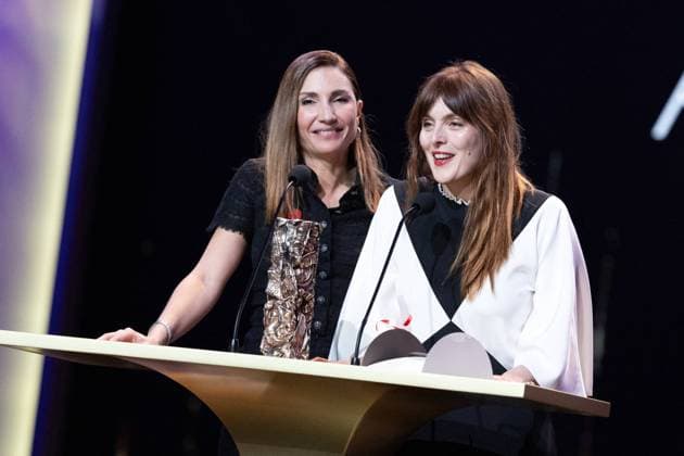 49eme Ã dition de la cÃ rÃ monie des CÃ sar Ã l?Olympia Ã Paris ValÃ rie Donzelli (habillÃ e en Dior et bijoux Dior), Audrey Diwan (CÃ sar de la meilleure adaptation pour Â« L?amour Et Les ForÃªts Â» - 49eme Ã dition de la cÃ rÃ monie des CÃ sar Ã l?Olympia Ã Paris le 23 fÃ vrier 2024 Dominique Jacovides Olivier Borde Bestimage 49th Cesar Film Awards at L Olympia on February 23, 2024 in Paris Paris France  Copyright: xBORDE-JACOVIDESx xBESTIMAGExBORDE-JACOVIDESx xBESTIMAGEx