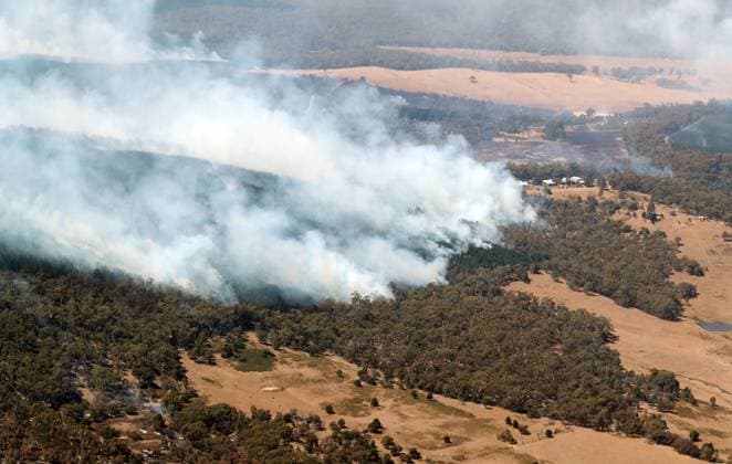 Bilder des Jahres 2024, News 02 Februar News Themen der Woche KW08 BUSHFIRES VICTORIA, Smoke from bushfires can be seen north of Beaufort, near Ballarat in Victoria, Saturday, February 24, 2024. Firefighters are continuing to battle a large bushfire in western Victoria with authorities concerned conditions in the coming week will be the worst in four years. ( NO ARCHIVING, EDITORIAL USE ONLY, NO USE IN BOOKS WITHOUT CONSENT BALLARAT VICTORIA AUSTRALIA  Copyright: xDAVIDxCROSLINGx 20240224001907260949