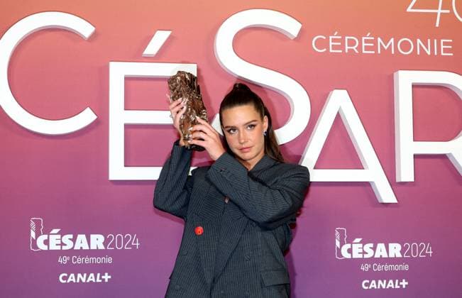 Photocall des laurÃ ats (press room) lors de la 49eme Ã dition de la cÃ rÃ monie des CÃ sar Ã l?Olympia Ã Paris Adele Exarchopoulos (CÃ sar de la meilleure actrice dans un second rÃ le pour Â« Je Verrai Toujours Vos Visages Â») - Photocall des laurÃ ats (press room) lors de la 49eme Ã dition de la cÃ rÃ monie des CÃ sar Ã l?Olympia Ã Paris le 23 fÃ vrier 2024 Dominique Jacovides Olivier Borde Bestimage Press room during 49th Cesar Film Awards at L Olympia on February 23, 2024 in Paris Paris France  Copyright: xBORDE-JACOVIDESx xBESTIMAGExBORDE-JACOVIDESx xBESTIMAGEx