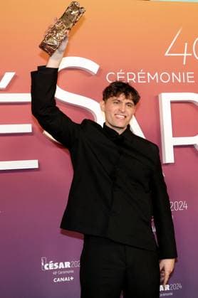 Photocall des laurÃ ats (press room) lors de la 49eme Ã dition de la cÃ rÃ monie des CÃ sar Ã l?Olympia Ã Paris RaphaÃ«l Quenard (CÃ sar de la meilleure rÃ vÃ lation masculine pour Â« Chien De La Casse Â») - Photocall des laurÃ ats (press room) lors de la 49eme Ã dition de la cÃ rÃ monie des CÃ sar Ã l?Olympia Ã Paris le 23 fÃ vrier 2024 Dominique Jacovides Olivier Borde Bestimage Press room during 49th Cesar Film Awards at L Olympia on February 23, 2024 in Paris Paris France  Copyright: xBORDE-JACOVIDESx xBESTIMAGExBORDE-JACOVIDESx xBESTIMAGEx