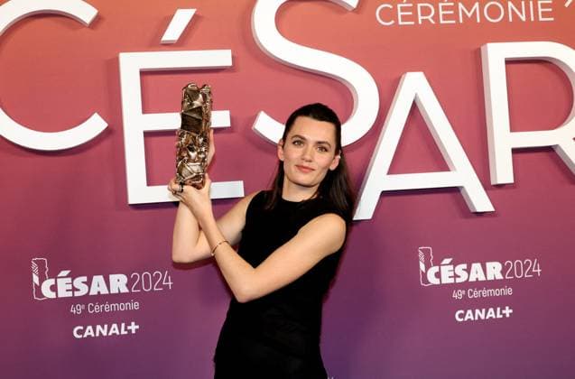 Photocall des laurÃ ats (press room) lors de la 49eme Ã dition de la cÃ rÃ monie des CÃ sar Ã l?Olympia Ã Paris Ella Rumpf, CÃ sar de la meilleure rÃ vÃ lation fÃ minine pour Dans Le ThÃ oreme De Marguerite - Photocall des laurÃ ats (press room) lors de la 49eme Ã dition de la cÃ rÃ monie des CÃ sar Ã l?Olympia Ã Paris le 23 fÃ vrier 2024 Dominique Jacovides Olivier Borde Bestimage Press room during 49th Cesar Film Awards at L Olympia on February 23, 2024 in Paris Paris France  Copyright: xBORDE-JACOVIDESx xBESTIMAGExBORDE-JACOVIDESx xBESTIMAGEx