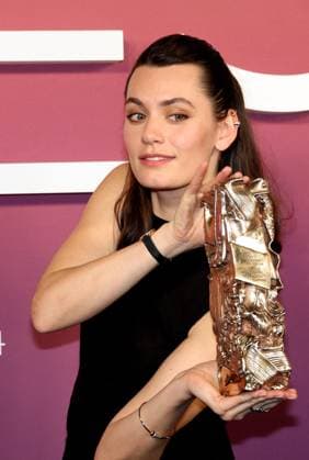 Photocall des laurÃ ats (press room) lors de la 49eme Ã dition de la cÃ rÃ monie des CÃ sar Ã l?Olympia Ã Paris Ella Rumpf, CÃ sar de la meilleure rÃ vÃ lation fÃ minine pour Dans Le ThÃ oreme De Marguerite - Photocall des laurÃ ats (press room) lors de la 49eme Ã dition de la cÃ rÃ monie des CÃ sar Ã l?Olympia Ã Paris le 23 fÃ vrier 2024 Dominique Jacovides Olivier Borde Bestimage Press room during 49th Cesar Film Awards at L Olympia on February 23, 2024 in Paris Paris France  Copyright: xBORDE-JACOVIDESx xBESTIMAGExBORDE-JACOVIDESx xBESTIMAGEx