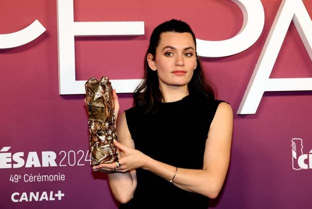 Photocall des laurÃ ats (press room) lors de la 49eme Ã dition de la cÃ rÃ monie des CÃ sar Ã l?Olympia Ã Paris Ella Rumpf, CÃ sar de la meilleure rÃ vÃ lation fÃ minine pour Dans Le ThÃ oreme De Marguerite - Photocall des laurÃ ats (press room) lors de la 49eme Ã dition de la cÃ rÃ monie des CÃ sar Ã l?Olympia Ã Paris le 23 fÃ vrier 2024 Dominique Jacovides Olivier Borde Bestimage Press room during 49th Cesar Film Awards at L Olympia on February 23, 2024 in Paris Paris France  Copyright: xBORDE-JACOVIDESx xBESTIMAGExBORDE-JACOVIDESx xBESTIMAGEx