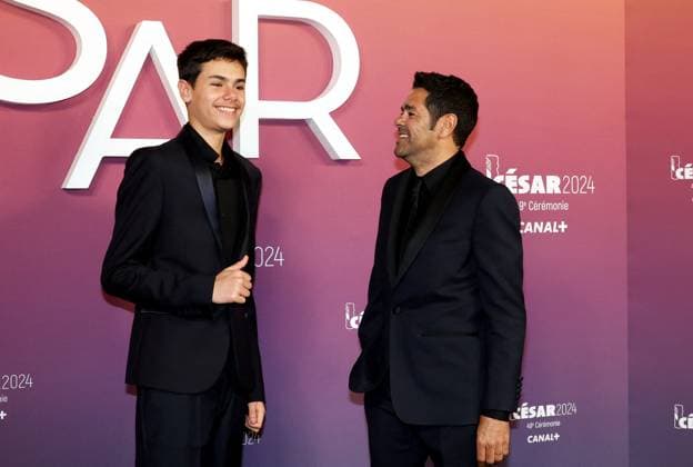 Photocall des laurÃ ats (press room) lors de la 49eme Ã dition de la cÃ rÃ monie des CÃ sar Ã l?Olympia Ã Paris Jamel Debbouze et son fils LÃ on - Photocall des laurÃ ats (press room) lors de la 49eme Ã dition de la cÃ rÃ monie des CÃ sar Ã l?Olympia Ã Paris le 23 fÃ vrier 2024 Dominique Jacovides Olivier Borde Bestimage Press room during 49th Cesar Film Awards at L Olympia on February 23, 2024 in Paris Paris France  Copyright: xBORDE-JACOVIDESx xBESTIMAGExBORDE-JACOVIDESx xBESTIMAGEx