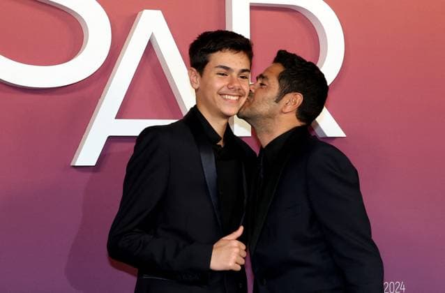 Photocall des laurÃ ats (press room) lors de la 49eme Ã dition de la cÃ rÃ monie des CÃ sar Ã l?Olympia Ã Paris Jamel Debbouze et son fils LÃ on - Photocall des laurÃ ats (press room) lors de la 49eme Ã dition de la cÃ rÃ monie des CÃ sar Ã l?Olympia Ã Paris le 23 fÃ vrier 2024 Dominique Jacovides Olivier Borde Bestimage Press room during 49th Cesar Film Awards at L Olympia on February 23, 2024 in Paris Paris France  Copyright: xBORDE-JACOVIDESx xBESTIMAGExBORDE-JACOVIDESx xBESTIMAGEx