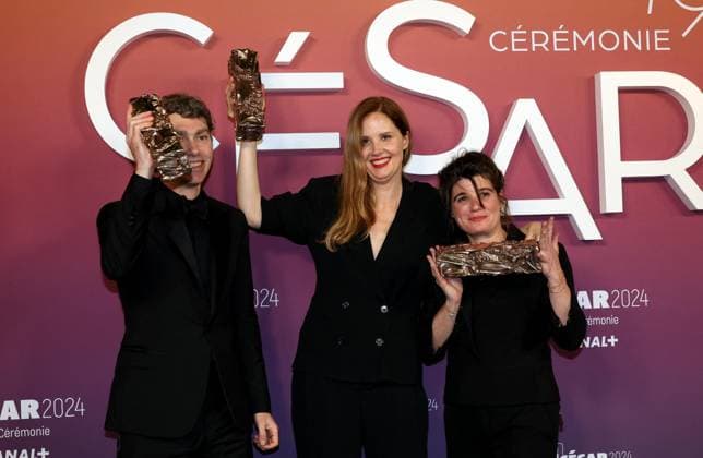 Photocall des laurÃ ats (press room) lors de la 49eme Ã dition de la cÃ rÃ monie des CÃ sar Ã l?Olympia Ã Paris David Thion, Marie-Ange Luciani avec Justine Triet, CÃ sar de la meilleur rÃ alisation Pour Anatomie D?une Chute, CÃ sar du meilleur scÃ nario original Pour Anatomie D?une Chute, CÃ sar du meilleur film Pour Anatomie D?une Chute - Photocall des laurÃ ats (press room) lors de la 49eme Ã dition de la cÃ rÃ monie des CÃ sar Ã l?Olympia Ã Paris le 23 fÃ vrier 2024 Dominique Jacovides Olivier Borde Bestimage Press room during 49th Cesar Film Awards at L Olympia on February 23, 2024 in Paris Paris France  Copyright: xBORDE-JACOVIDESx xBESTIMAGExBORDE-JACOVIDESx xBESTIMAGEx