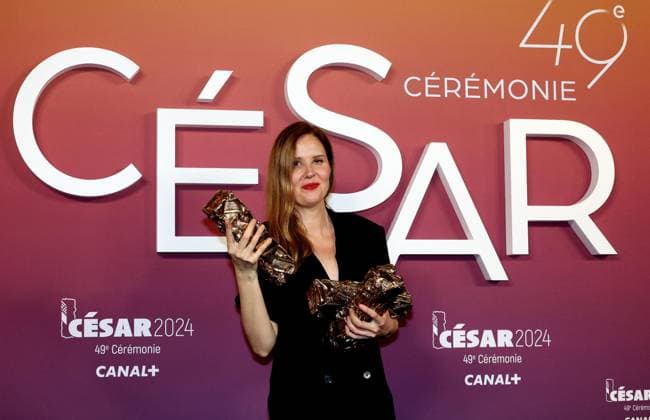 Photocall des laurÃ ats (press room) lors de la 49eme Ã dition de la cÃ rÃ monie des CÃ sar Ã l?Olympia Ã Paris Justine Triet, CÃ sar de la meilleur rÃ alisation Pour Anatomie D?une Chute, CÃ sar du meilleur scÃ nario original Pour Anatomie D?une Chute, CÃ sar du meilleur film Pour Anatomie D?une Chute - Photocall des laurÃ ats (press room) lors de la 49eme Ã dition de la cÃ rÃ monie des CÃ sar Ã l?Olympia Ã Paris le 23 fÃ vrier 2024 Dominique Jacovides Olivier Borde Bestimage Press room during 49th Cesar Film Awards at L Olympia on February 23, 2024 in Paris Paris France  Copyright: xBORDE-JACOVIDESx xBESTIMAGExBORDE-JACOVIDESx xBESTIMAGEx
