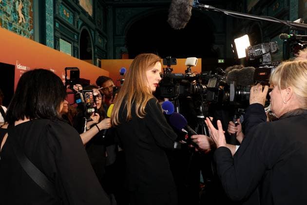 Photocall des laurÃ ats (press room) lors de la 49eme Ã dition de la cÃ rÃ monie des CÃ sar Ã l?Olympia Ã Paris Justine Triet, CÃ sar de la meilleur rÃ alisation Pour Anatomie D?une Chute, CÃ sar du meilleur scÃ nario original Pour Anatomie D?une Chute, CÃ sar du meilleur film Pour Anatomie D?une Chute - Photocall des laurÃ ats (press room) lors de la 49eme Ã dition de la cÃ rÃ monie des CÃ sar Ã l?Olympia Ã Paris le 23 fÃ vrier 2024 Dominique Jacovides Olivier Borde Bestimage Press room during 49th Cesar Film Awards at L Olympia on February 23, 2024 in Paris Paris France  Copyright: xBORDE-JACOVIDESx xBESTIMAGExBORDE-JACOVIDESx xBESTIMAGEx