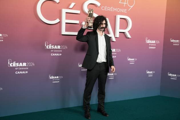 49eme ceremonie des CESAR - Salle de presse Phtocall des laureats. 49th CESAR ceremony awards. Photocall of winners : Andrea Laszlo de Simone (meilleure musique) 302003 2024-02-24 Olympia  Copyright: xIvankaxVoisinx xStarfacex STAR_302003_056