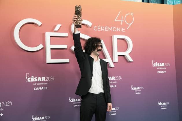 49eme ceremonie des CESAR - Salle de presse Phtocall des laureats. 49th CESAR ceremony awards. Photocall of winners : Andrea Laszlo de Simone (meilleure musique) 302003 2024-02-24 Olympia  Copyright: xIvankaxVoisinx xStarfacex STAR_302003_057