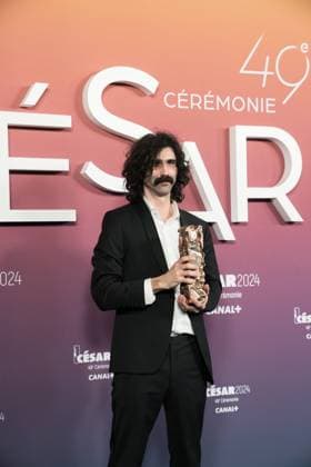 49eme ceremonie des CESAR - Salle de presse Phtocall des laureats. 49th CESAR ceremony awards. Photocall of winners : Andrea Laszlo de Simone (meilleure musique) 302003 2024-02-24 Olympia  Copyright: xIvankaxVoisinx xStarfacex STAR_302003_058