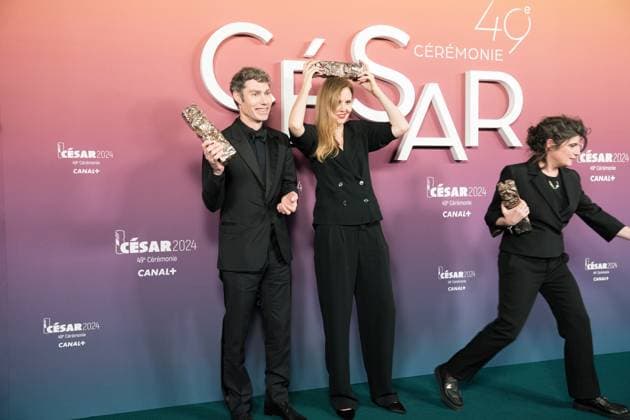 49eme ceremonie des CESAR - Salle de presse Phtocall des laureats. 49th CESAR ceremony awards. Photocall of winners : Justine Triet avec ses producteurs Marie-Ange Luciani et David Thion 302003 2024-02-24 Olympia  Copyright: xIvankaxVoisinx xStarfacex STAR_302003_090