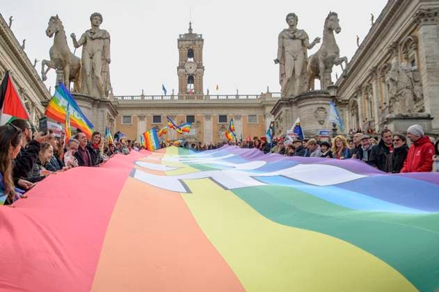 Bilder des Jahres 2024, News 02 Februar News Themen der Woche KW08 February 24, 2024, Rome, Italy: People hold a large banner with the colors of peace and the words peace during the flashmob in support of Peace and for the ceasefire on the occasion of the National Day of Mobilization for the Ceasefire in Palestine and UkraineÃ‚ promoted by the Europe coalition for Peace and AssisiPaceGiusta in Rome. Rome Italy - ZUMAv147 20240224_zip_v147_005 Copyright: xMarcelloxValerix
