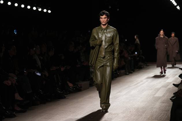 Entertainment Themen der Woche KW08 Entertainment Bilder des Tages Mailand Fashion Week, Ferragamo Modenschau Milan, Milan Women s Fashion Week: Fall Winter 2025 - Women s Fashion, Autumn Winter 2025. Ferrragamo fashion show catwalk Pictured: models  Copyright: xRiccardoxGIordanox xipa-agency.nx xRiccardoxGiordanox IPA_Agency_IPA43711011