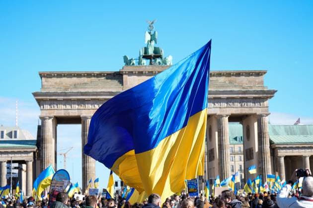 Bilder des Jahres 2024, News 02 Februar Ukraine Solidaritätsdemonstration, Ukraine Flaggen vor dem Brandenburger Tor Solidaritätsdemonstration Frieden verteidigen! VictoryForPeace vor dem Brandenburger Tor in Berlin Berlin Berlin GER *** Ukraine Solidarity Demonstration, Ukraine Flags in front of the Brandenburg Gate Solidarity Demonstration Defending Peace VictoryForPeace in front of the Brandenburg Gate in Berlin Berlin Berlin GER
