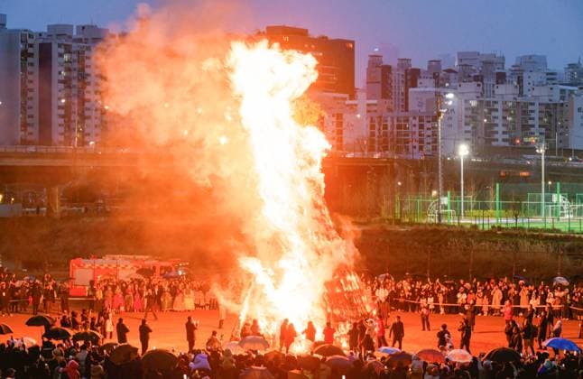 Bilder des Jahres 2024, News 02 Februar News Themen der Woche KW08 News Bilder des Tages Jeongwol Daeboreum (The Great Full Moon Festival) in Seoul - 24 Feb 2024. People gather around a huge bonfire during an event marking the Jeongwol Daeboreum (The Great Full Moon Festival) at a riverside park in Seoul. Jeongwol Daeboreum is a Korean holiday that celebrates the first full moon of the Korean lunar new year, which is mostly based on the lunisolar calendar. This festival is the Korean version of the Great Full Moon Festival. Seoul South Korea Copyright: xKimxJae-Hwanx xSOPAxImagesx jhk240224001