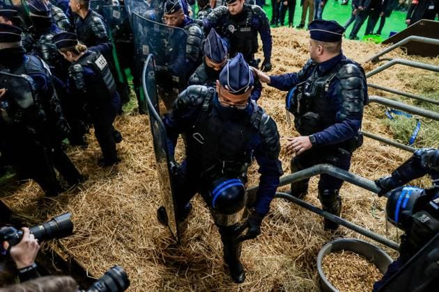 Bilder des Jahres 2024, News 02 Februar SALON DE L AGRICULTURE 2024 PHOTOPQR SUD OUEST bonnaud guillaume LE 24 FEVRIER 2024 A PARIS OUVERTURE DU SALON DE L AGRICULTURE JUSQU A 15 H LA FNSEA, AVEC LES JA ET LA COORDINATION RURALE MANIFESTENT CONTRE LA VENUE DU PRESIDENT EMMANUEL-MACRON LES CRS REPOUSSERONT LES ASSAUTS French riot police intervene farmers gathering of the Salon de l Agriculture in Paris this morning, on the sidelines of Emmanuel Macron s visit during 60th International Agriculture Fair (Salon de l Agriculture) at the Porte Versailles exhibition center in Paris, France on February 24, 2024. Bordeaux GIRONDE France  Copyright: xPHOTOPQR SUDxOUEST MAXPPPxGUILLAUMExBONNAUDx 20240224SDO5047 20240224SDO5020