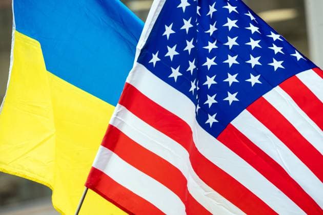 Ukrainische und US-Flagge bei Demo Solidarität mit der Ukraine, Marienplatz, München, 24. Februar 2024 Deutschland, München, 24. Februar 2024, ukrainische und US-Flagge wehen gemeinsam bei Demo Solidarität mit der Ukraine, Demo am Marienplatz, Symbolbild für amerikanische Waffenhilfe und Unterstützung der Ukraine, Pro-Ukraine-Demonstration am 2. Jahrestag der russischen Invasion, Plakat, Samstagnachmittag, Politik, Bayern, *** Ukrainian and US flags at Solidarity with Ukraine demonstration, Marienplatz, Munich, February 24, 2024 Germany, Munich, February 24, 2024, Ukrainian and US flags fly together at Solidarity with Ukraine demonstration, demonstration at Marienplatz, symbolic image for American arms aid and support for Ukraine, Pro