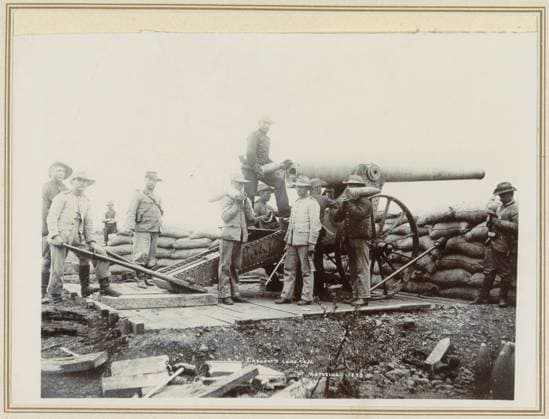 RECORD DATE NOT STATED Men at Field Geschut during the siege of Mafeking, Anonymous, 1899 photograph Part of photo album with recordings of the Second Boer War (1899-1902). Mafeking paper. photographic support. cardboard firearms: cannon Mafeking Copyright: xpiemagsx rknbpie11012024-13855 !ACHTUNG AUFNAHMEDATUM GESCHÄTZT!