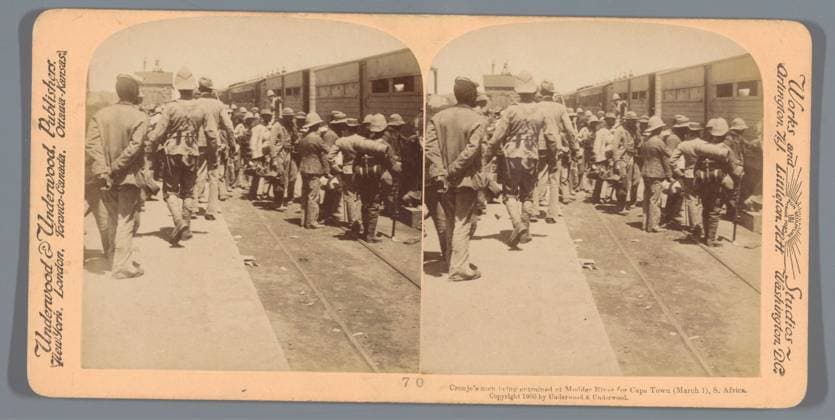 RECORD DATE NOT STATED Farmers prisoners are put on the train to Cape Town, South Africa, Anonymous, 1900 stereograph Modderrivierpublisher: New York (city) (possibly) cardboard. paper albumen print transport, train (military). prisoner of war (after the battle) Modder River Copyright: xpiemagsx rknbpie11012024-30809 !ACHTUNG AUFNAHMEDATUM GESCHÄTZT!