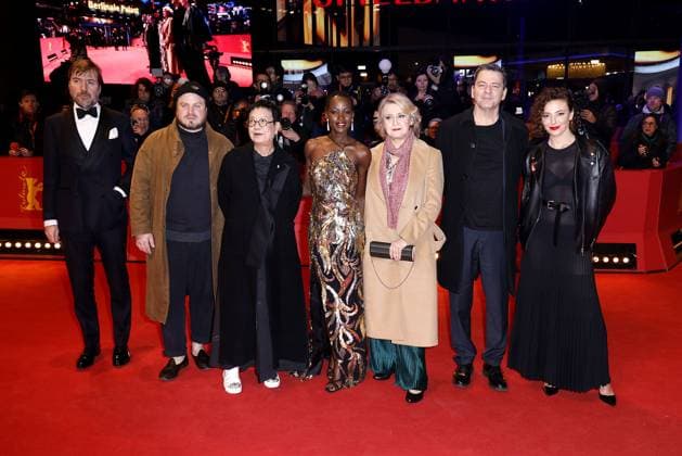 Die internationale Jury (v.l.): Albert Serra, Brady Corbet, Ann Hui, Lupita Nyong o, Oksana Zabuzhko, Christian Petzold und Jasmine Trinca bei der Ankunft zur Abschluss Feier am Berlinale Palast der 74. Internationale Filmfestspiele Berlinale am 24.02.2024 in Berlin Berlinale 2024- Abschluss Feier Closing Ceremony Night