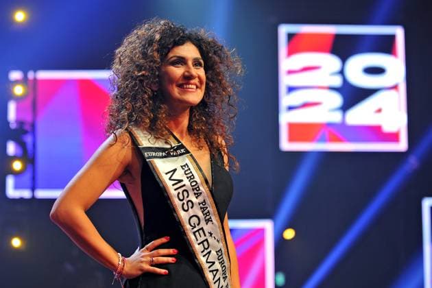 Bilder des Jahres 2024, Entertainment 02 Februar Entertainment Themen der Woche KW08 Entertaintment Bilder des Tages Miss Germany 2024. Apameh Schönauer anläßlich ihrer Wahl zur Miss Germany 2024 am 24.02.2024 im Europapark Rust. 20240224MWI124498 *** Miss Germany 2024 Apameh Schönauer on the occasion of her election as Miss Germany 2024 on 24 02 2024 at Europapark Rust 20240224MWI124498