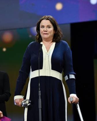 (240225) -- BERLIN, Feb. 25, 2024 -- Emily Watson speaks after receiving the Silver Bear for Best Supporting Performance for Small Things Like These during the 74th Berlin International Film Festival in Berlin, Germany, Feb. 24, 2024. ) GERMANY-BERLIN-INTERNATIONAL FILM FESTIVAL RenxPengfei 