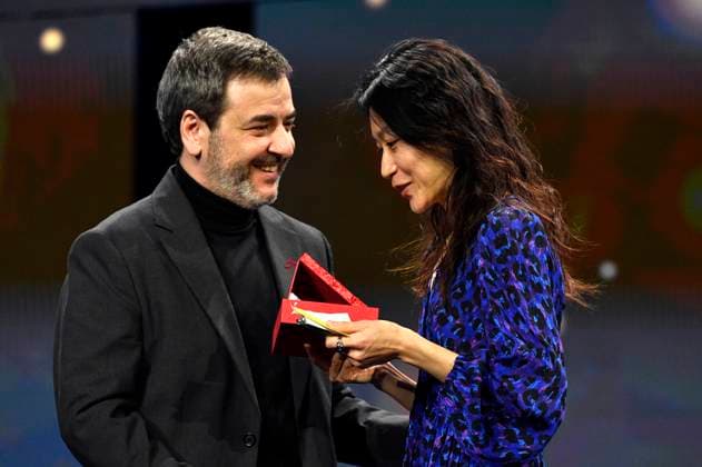 Xabier Erkizia and Wenqian Zhang with the Silver Bear Jury Prize for Remains of the Hot Day at the Closing Ceremony and Award Ceremony at the Berlinale 2024 74 Berlin International Film Festival in the Berlinale Palast Berlin, 24 02 2024 Foto:xN.xKubelkax xFuturexImagex preisverleihung_4350